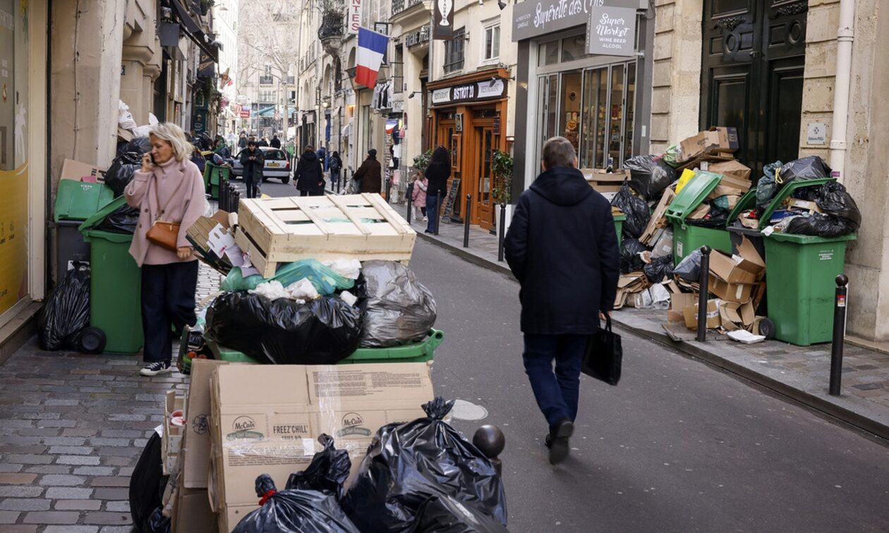 Πνίγεται στα σκουπίδια το Παρίσι με φόντο την κόντρα Μακρόν - Δημάρχου και το συνταξιοδοτικό