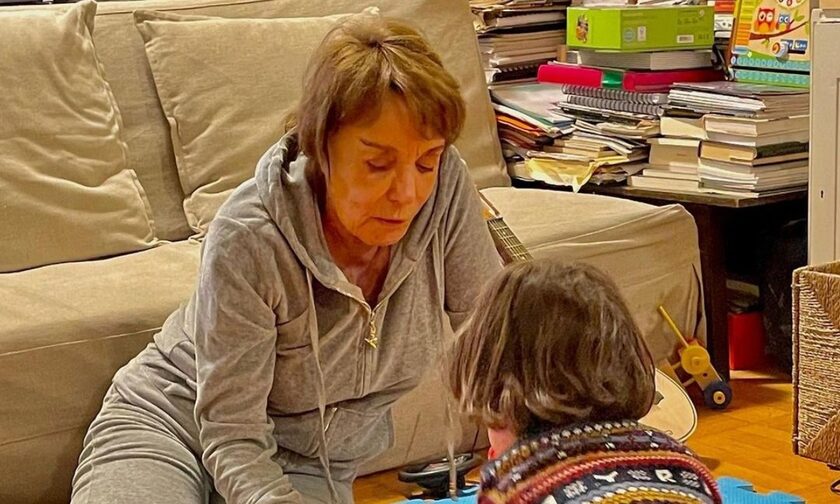 Μπέττυ Αρβανίτη: Παιχνίδια με τον εγγονό της στο πάτωμα