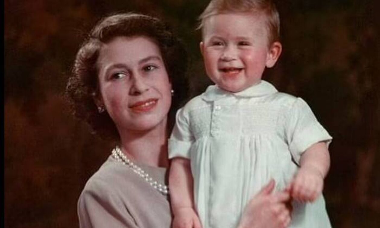 Βασιλιάς Κάρολος: Πρώτη Γιορτή της Μητέρας χωρίς την Ελισάβετ - Η παιδική φωτογραφία που «ανέβασε»