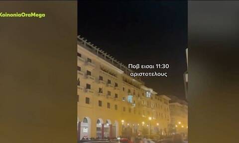 Θεσσαλονίκη: Κορίτσια πλακώθηκαν στο ξύλο στην πλατεία Αριστοτέλους - Βίντεο ντοκουμέντο