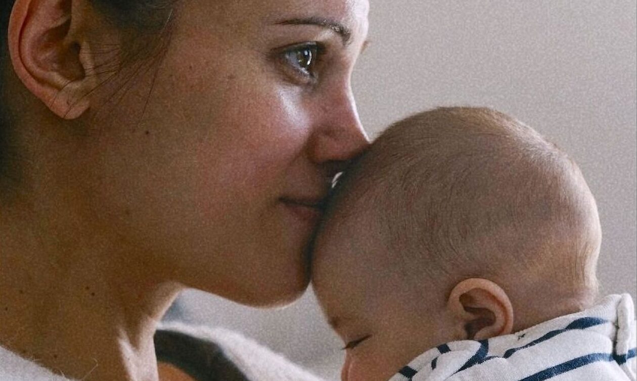 Μαίρη Συνατσάκη: Στα γυρίσματα με την τεσσάρων μηνών κόρη της