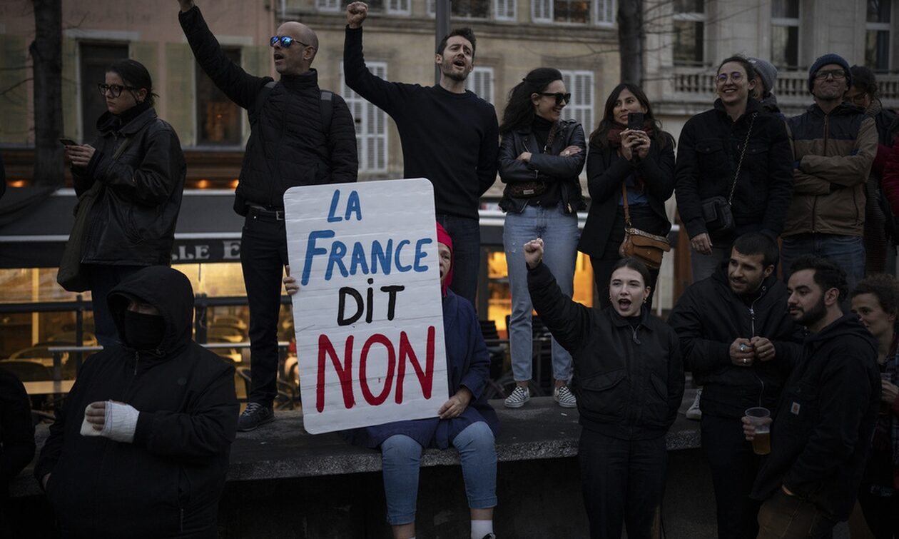 Γαλλία: Σε μια «χούφτα ψήφους» θα κριθεί η τύχη της κυβέρνησης - H ώρα της κρίσης για τον Μακρόν