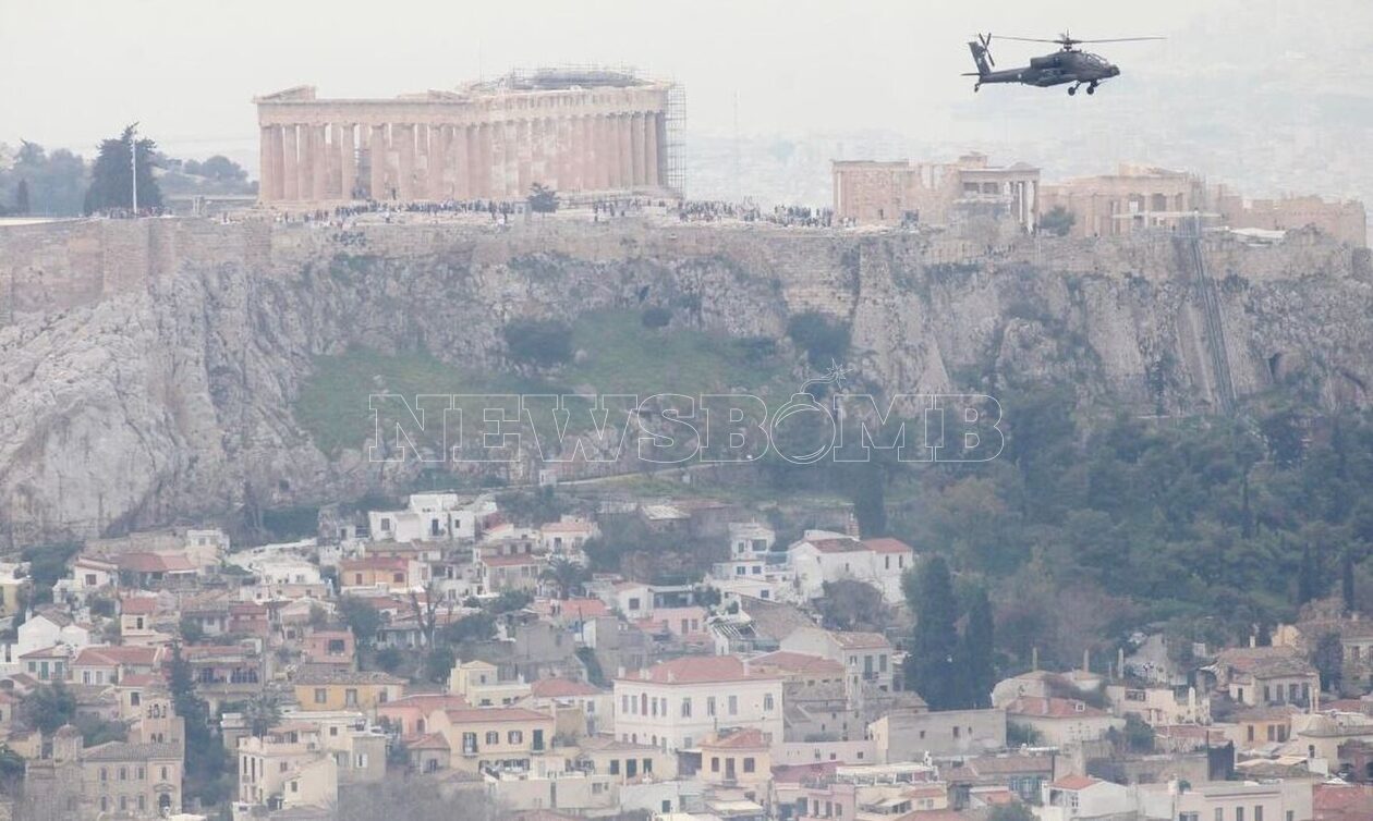 Μαχητικά αεροσκάφη πέταξαν πάνω από την Αθήνα - Εντυπωσιακές εικόνες