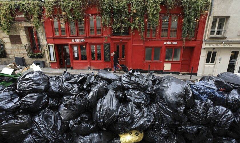 Σοροί σκουπιδιών στους δρόμους του Παρισιού