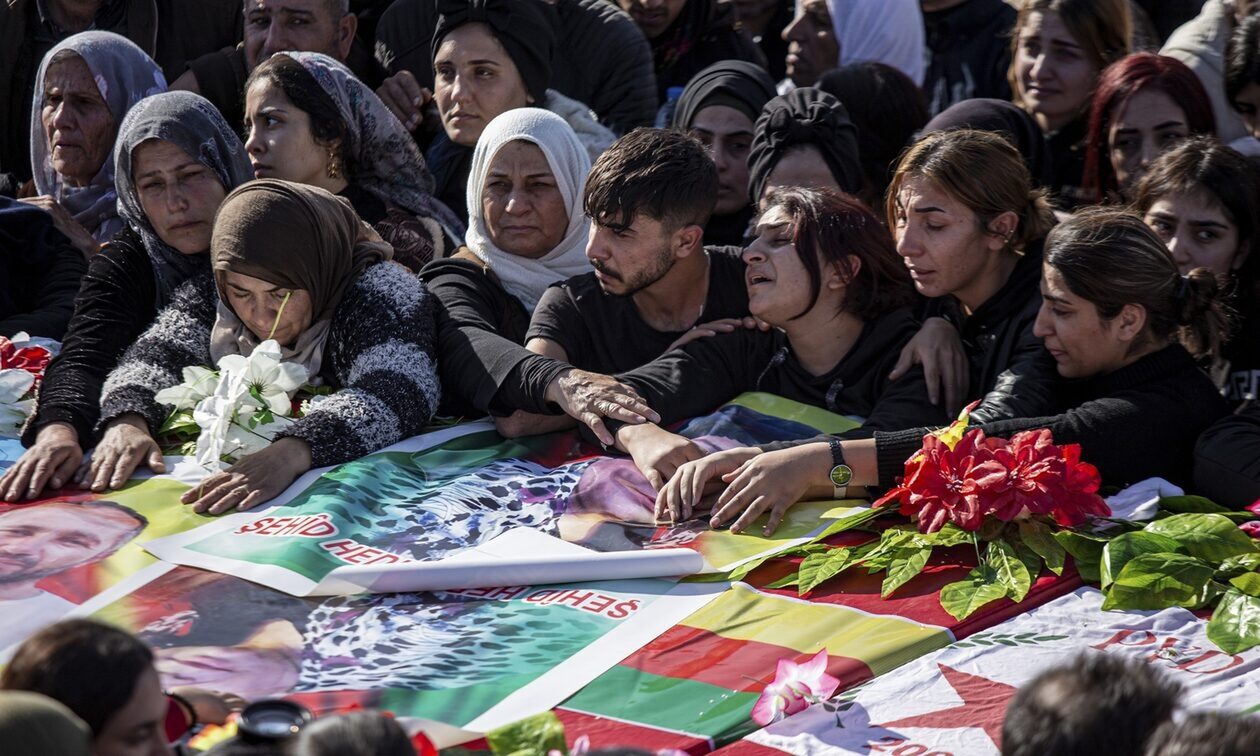 Συρία: Χιλιάδες Κούρδοι πενθούν τους νεκρούς τους από τα πυρά φιλοτούρκων