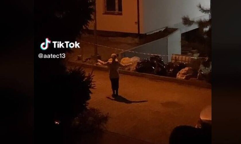 Tik Tok: Ο αστικός μύθος για τη γιαγιά που χορεύει στους δρόμους της Σερβίας