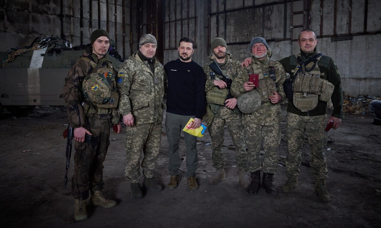 Πόλεμος στην Ουκρανία: Ο Ζελένσκι επισκέφθηκε το Χάρκοβο και τα περίχωρα του Μπαχμούτ