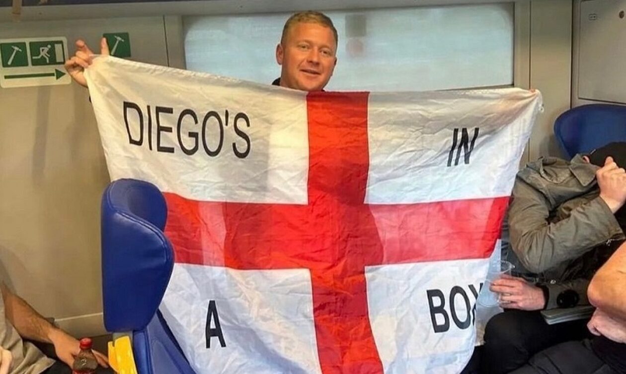 Οργή για Άγγλο φίλαθλο: Κρατά τη σημαία της χώρας του με σύνθημα «ο Ντιέγκο είναι στο κουτί»