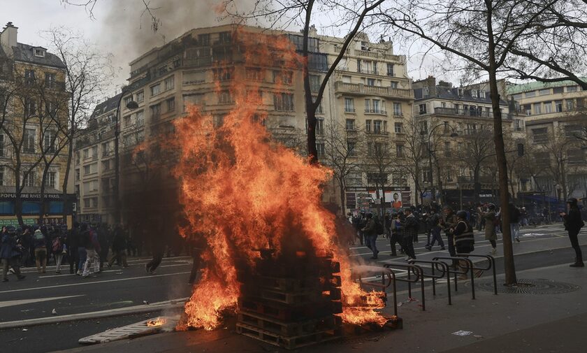 Στις φλόγες η Γαλλία για το συνταξιοδοτικό 