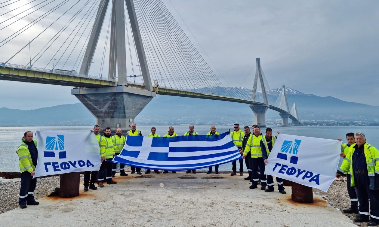 Η γαλανόλευκη σημαία της Γέφυρας κυματίζει στους Αρκιούς για την 25η Μαρτίου