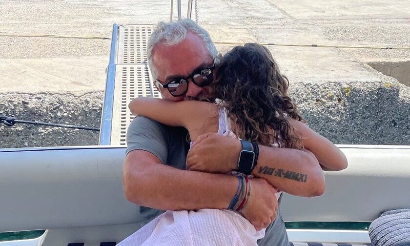 Γιώργος Λύρας:  Η κόρη του τον φιλά στο μάγουλο και «λιώνει»