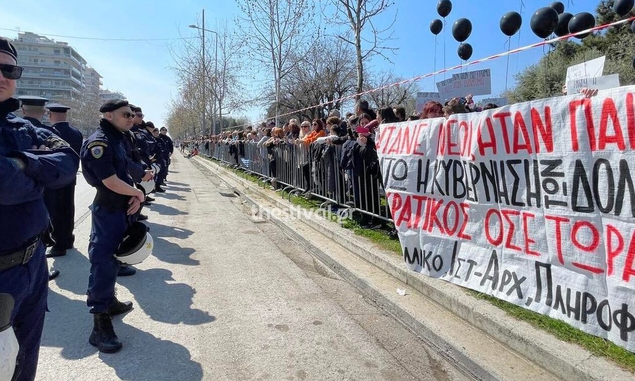 25η Μαρτίου: Διαμαρτυρία για τα Τέμπη με μαύρα μπαλόνια και πανό στην παρέλαση της Θεσσαλονίκης