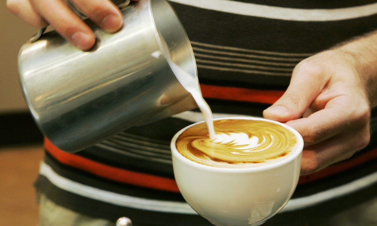 Έρευνα: Μένουμε για καφέ στο σπίτι - Η ακρίβεια «φρέναρε» την κατανάλωση