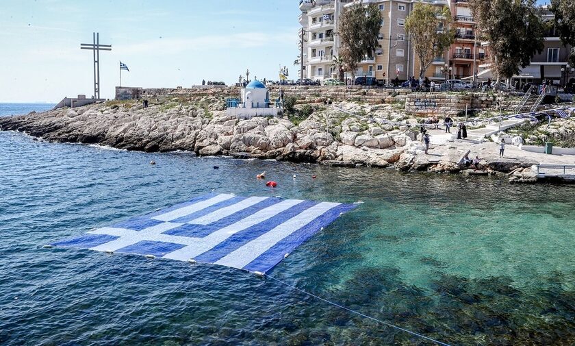 25η Μαρτίου - Πειραιάς: Στη θάλασσα η ελληνική σημαία για την επέτειο της Ελληνικής Επανάστασης