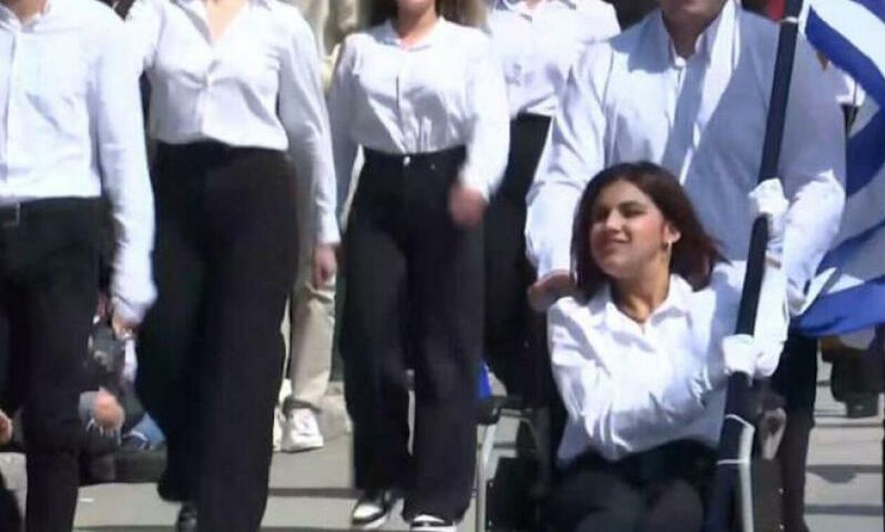 25η Μαρτίου: Συγκίνησε η 17χρονη Μαρία στην Πολίχνη– Παρέλασε σημαιοφόρος με αναπηρικό αμαξίδιο