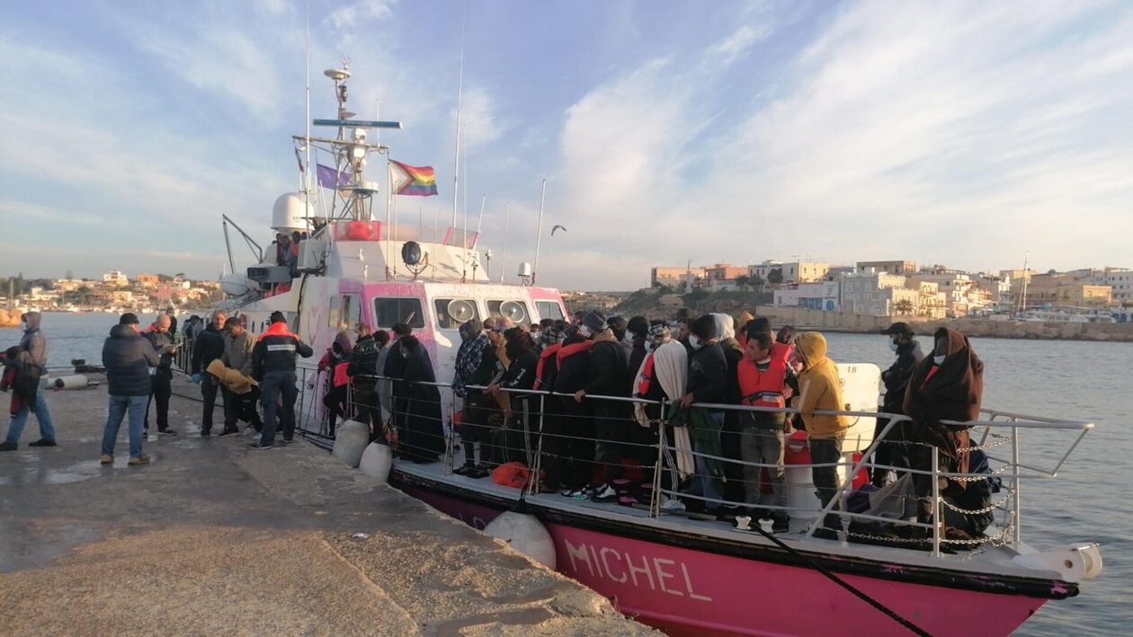 Νέο πολύνεκρο ναυάγιο με μετανάστες - Κατέσχεσαν πλοιάριο ΜΚΟ που χρηματοδοτούνταν από τον Bansky
