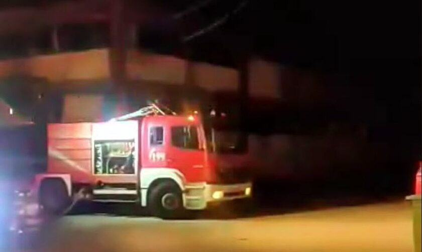 Φωτιά σε δώμα στο Ίλιον - Απεγκλωβίστηκαν οι ένοικοι, τραυματίστηκε αστυνομικός
