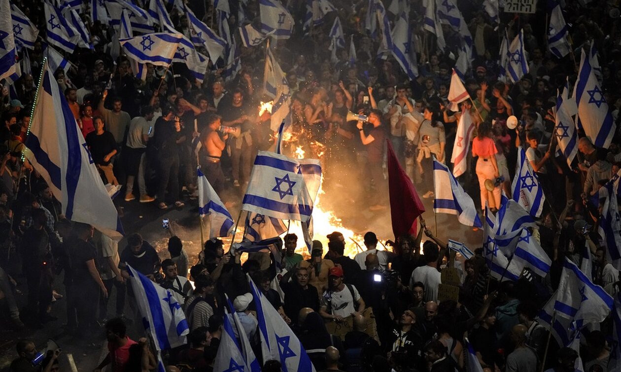 Στις φλόγες το Ισραήλ: Ο Νετανιάχου «παίρνει πίσω» τη δικαστική μεταρρύθμιση με φόντο τη λαϊκή οργή