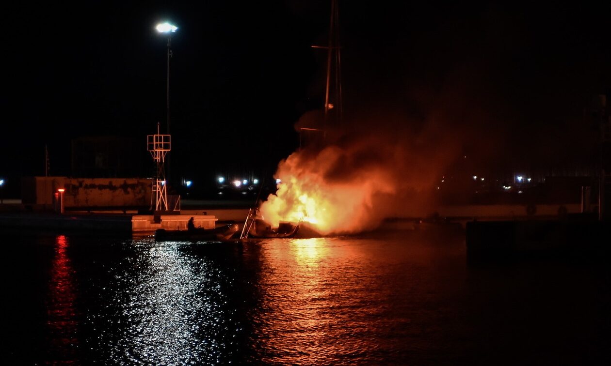Σαλαμίνα: Φωτιά σε σκάφος στα Αμπελάκια