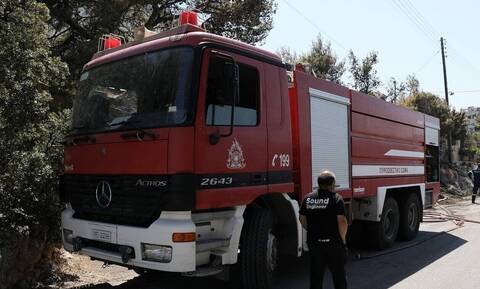 Φωτιές σε Δερβένι Κορινθίας και Μενδενίτσα Φθιώτιδας - Ολονύχτια μάχη των πυροσβεστών