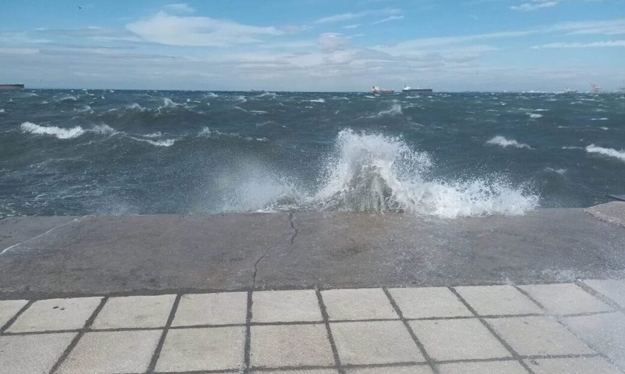 Θεσσαλονίκη: Ισχυροί άνεμοι στον Θερμαϊκό - Τα κύματα βγαίνουν στη στεριά (vid)