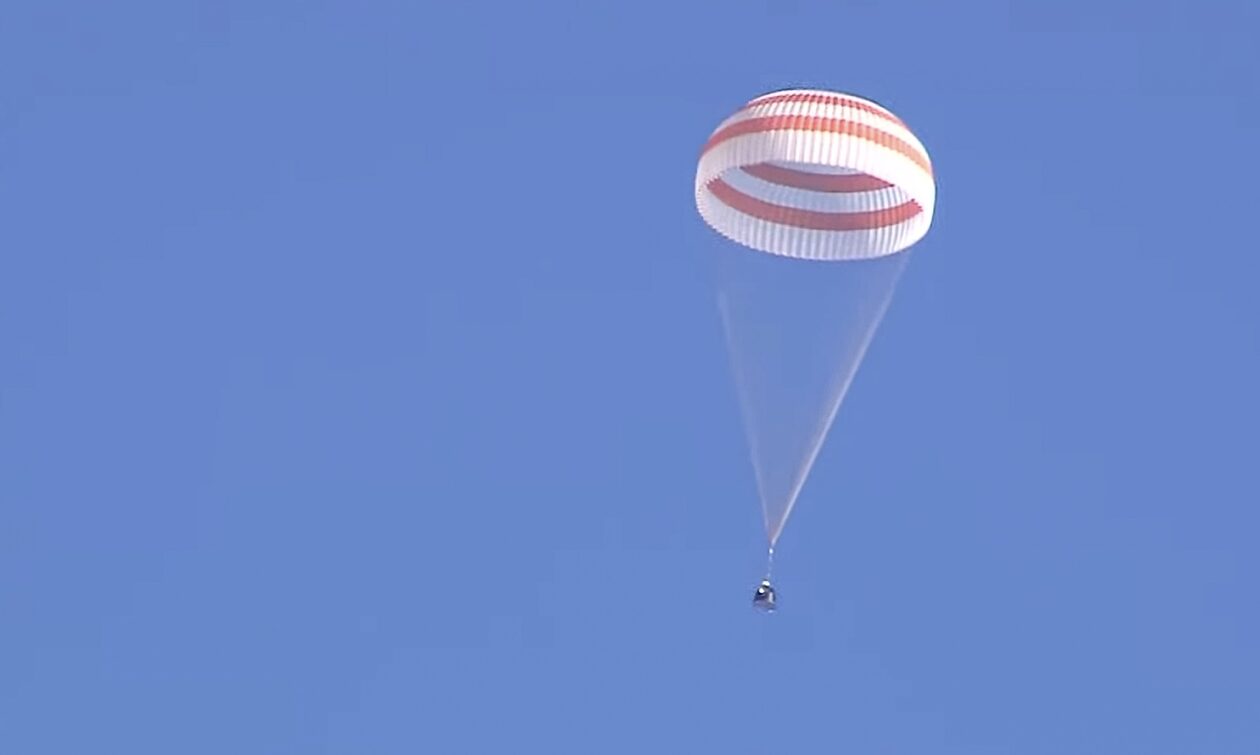Ρωσία: Η εντυπωσιακή προσγείωση του διαστημικού σκάφους Soyuz MS-22 στη στέπα του Καζακστάν