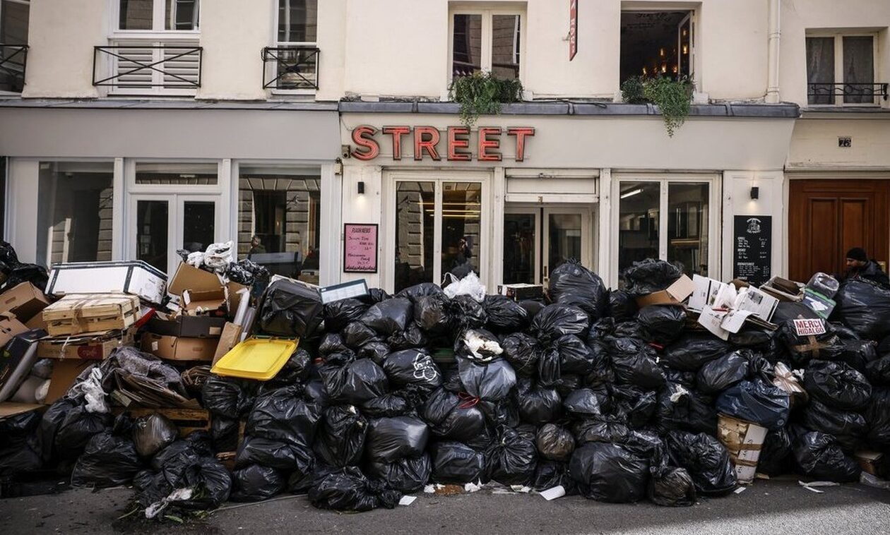 Γαλλία: Στο απροχώρητο η κατάσταση με τα σκουπίδια στο Παρίσι - Αναστέλλεται η απεργία