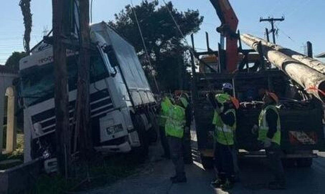 Ωραιόκαστρο: Φορτηγό καρφώθηκε σε κολώνα της ΔΕΗ