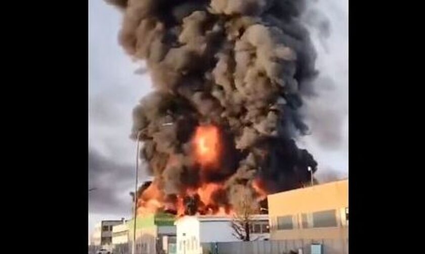 Πυρκαγιά σε εργοστάσιο χημικών στη Νοβάρα