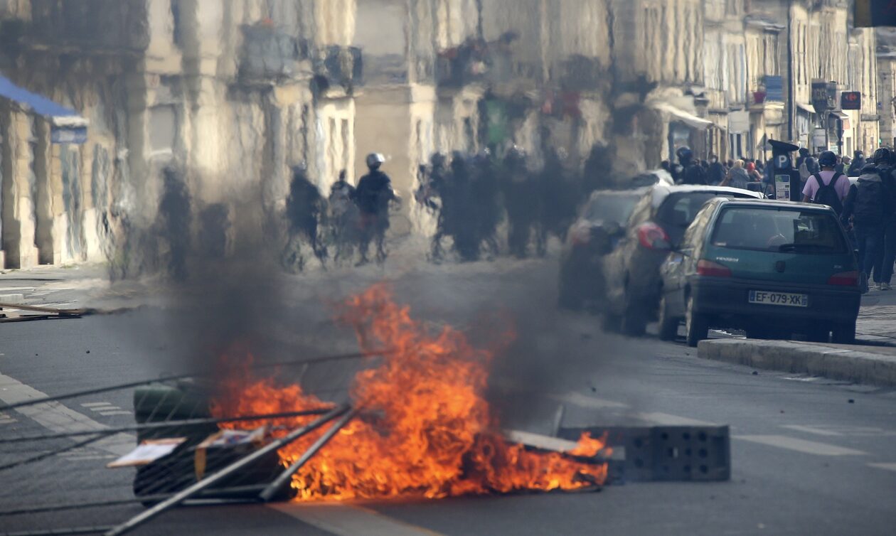 Γαλλία: Βίντεο ντοκουμέντο - Αστυνομικοί ρίχνουν αναίσθητο διαδηλωτή