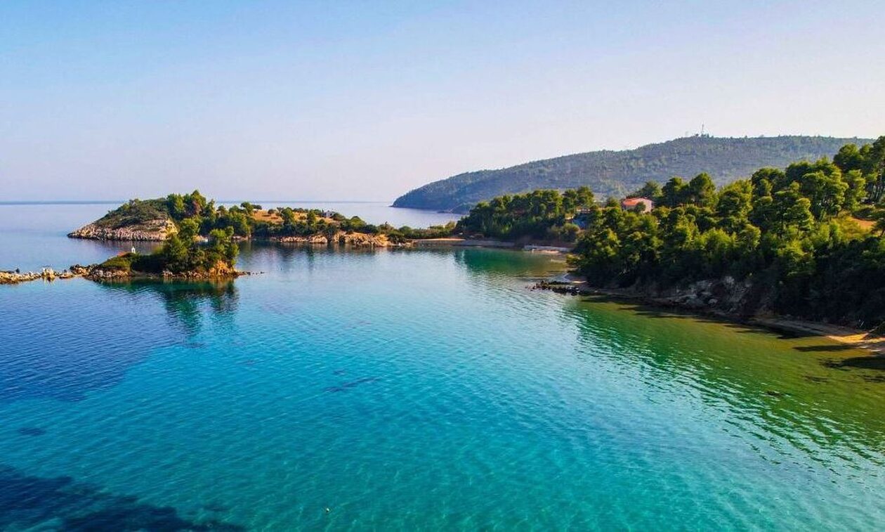 Η εκπληκτική παραλία των Ελληνικών και το νησάκι που φτάνεις κολυμπώντας