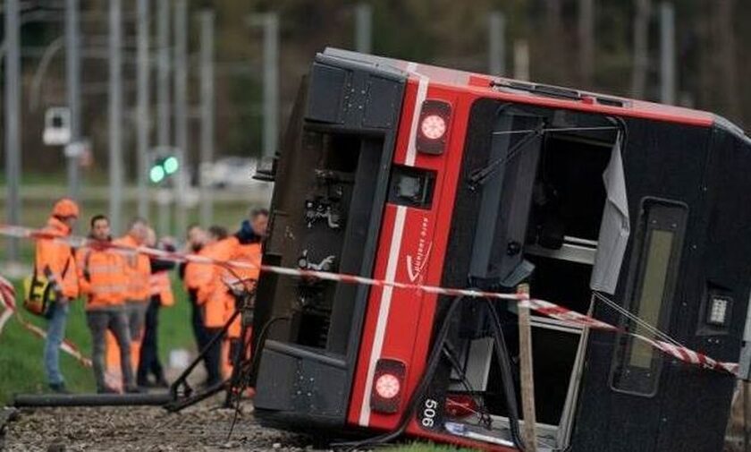 Ελβετία: Τουλάχιστον 12 τραυματίες από τον εκτροχιασμό δυο τρένων 