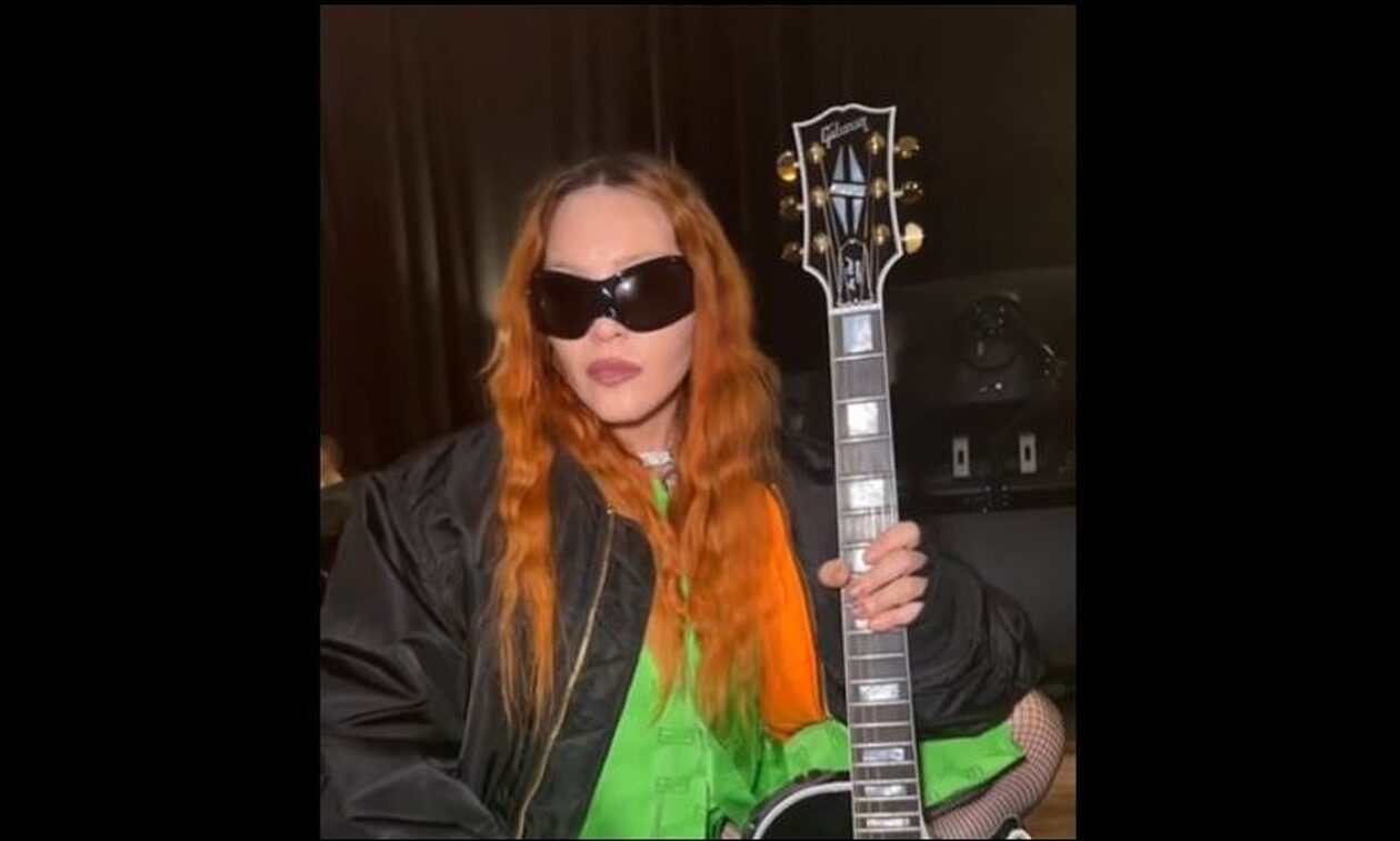 Μαντόνα: Έξαλλοι οι χρήστες στα social media επειδή γλείφει την κιθάρα της - «Είσαι αξιολύπητη»
