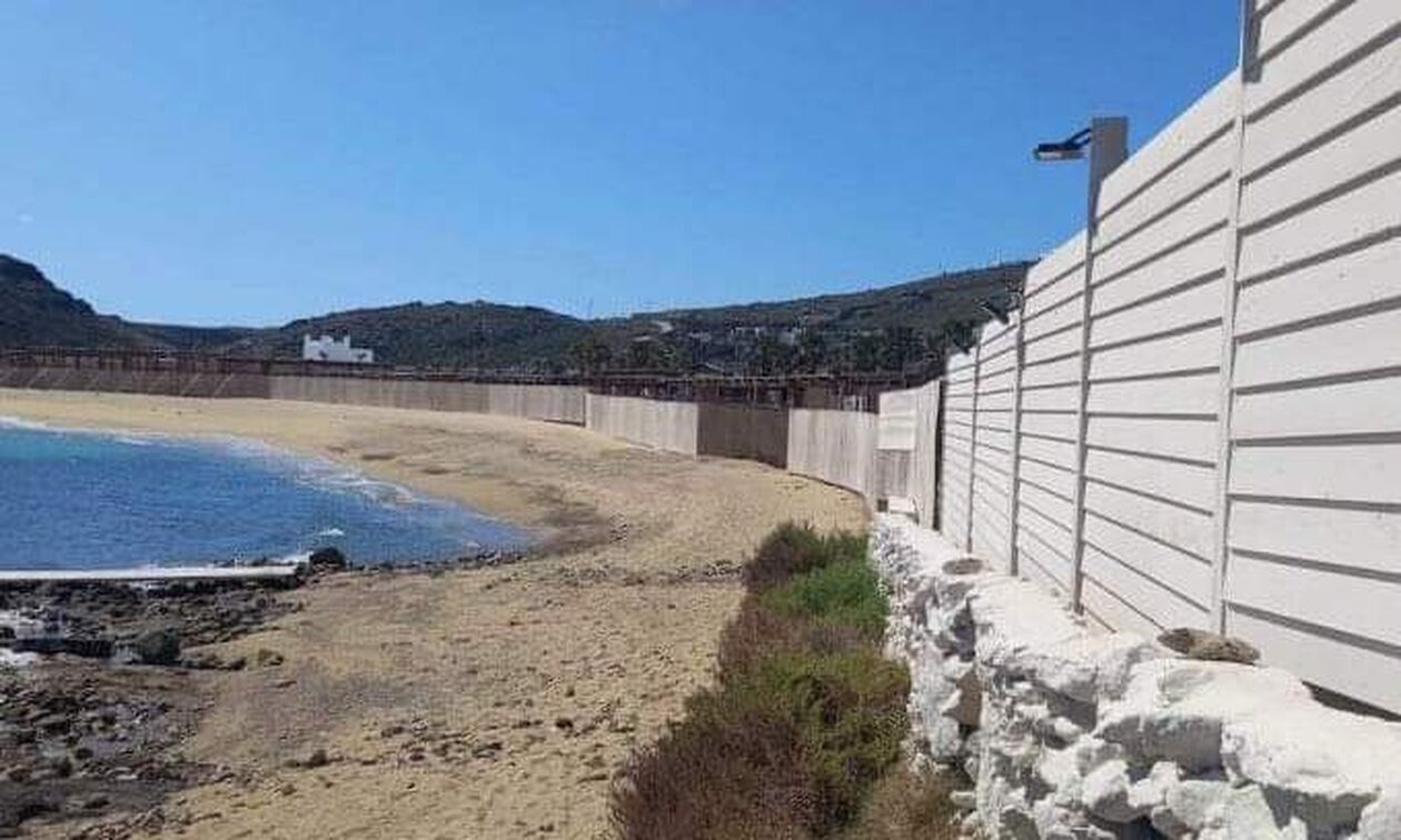 Μύκονος: Οργισμένες αντιδράσεις για τον φράχτη στην παραλία Πάνορμος