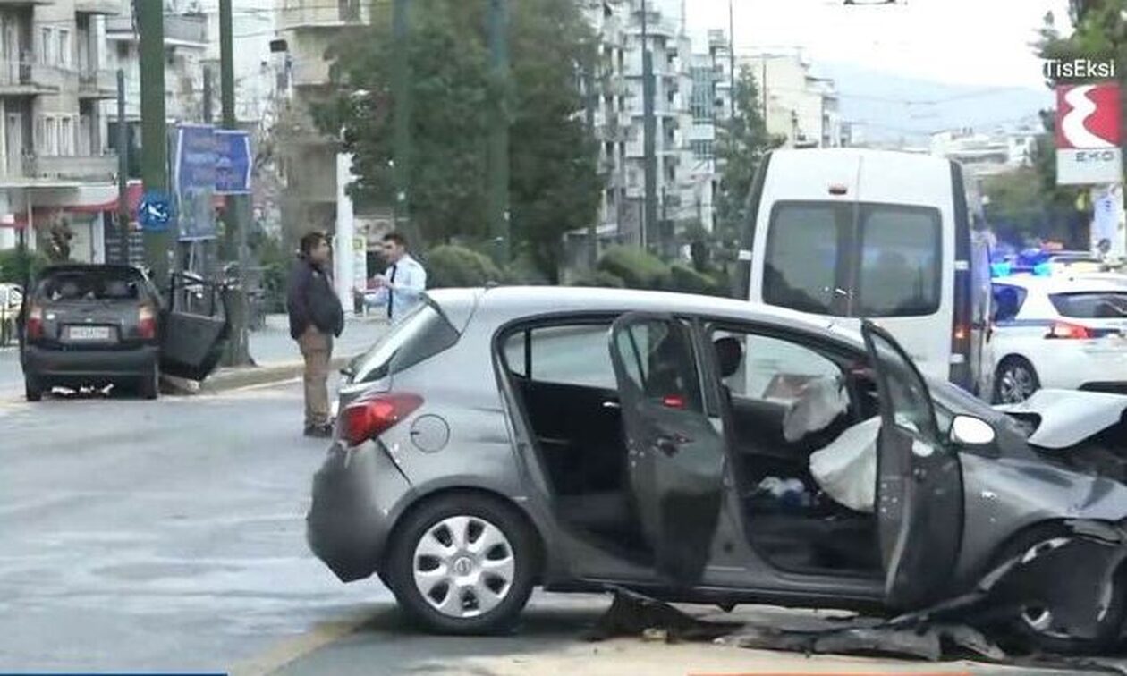 Τροχαίο στη Λεωφόρο Αλεξάνδρας: Σε κολώνα καρφώθηκε το ένα αυτοκίνητο - Δείτε εικόνες