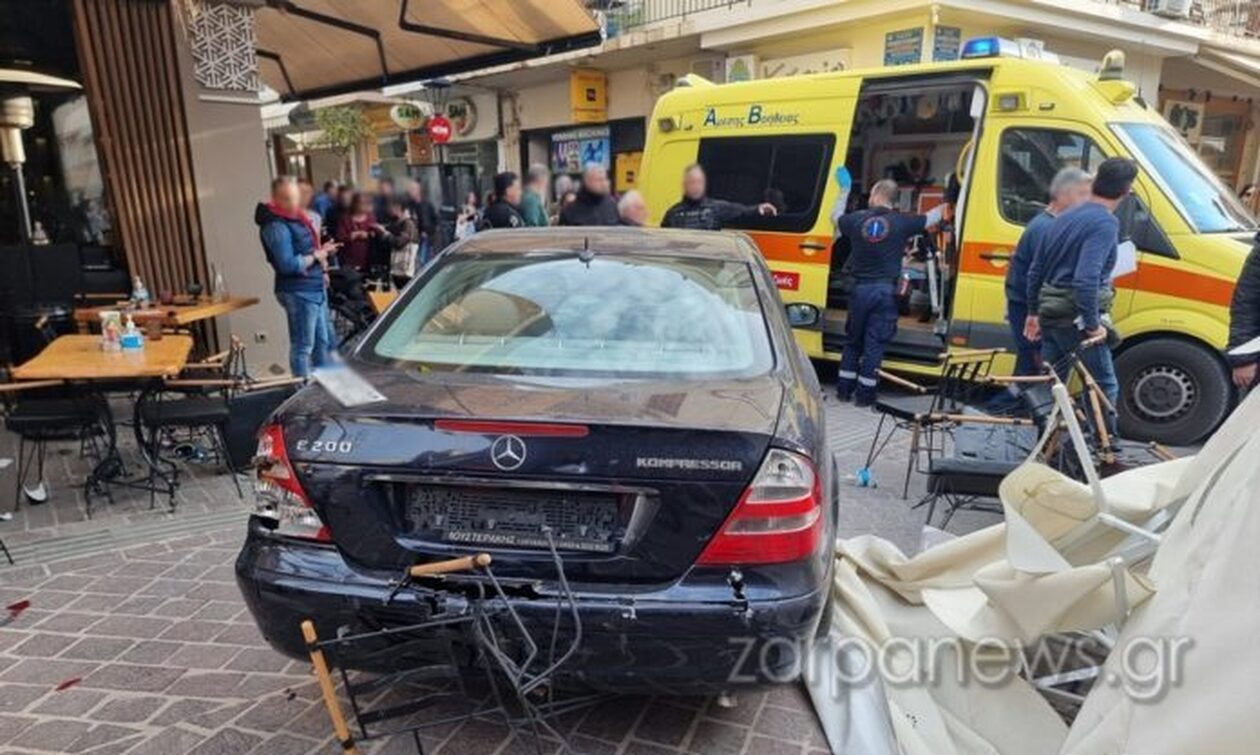 Σοκαριστικό τροχαίο στα Χανιά: Αυτοκίνητο έπεσε πάνω σε πελάτες καφετέριας