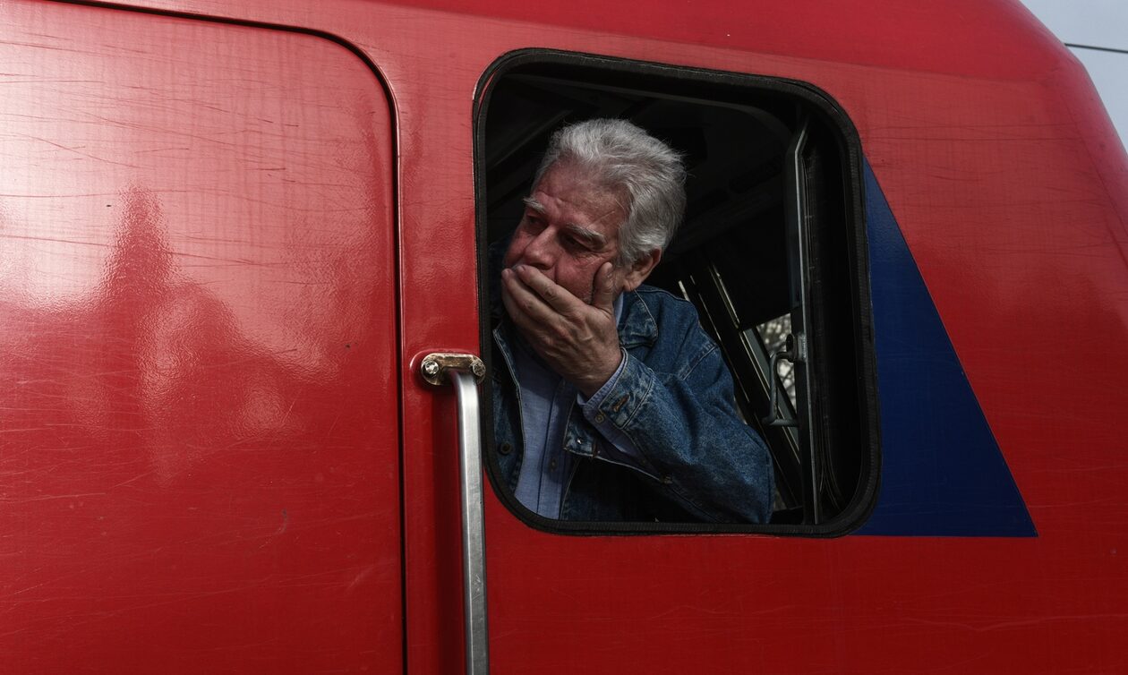 Τρένα: Συγκινημένος ο πρόεδρος του ΟΣΕ στο πρώτο δρομολόγιο Αθήνα - Θεσσαλονίκη μετά τα Τέμπη