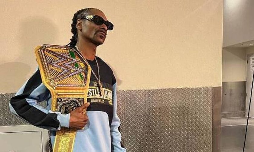 Viral έχει γίνει ο ράπερ Snoop Dogg που μπήκε στο ρινκ του WWE και «ξάπλωσε» τον Miz με μία μπουνιά