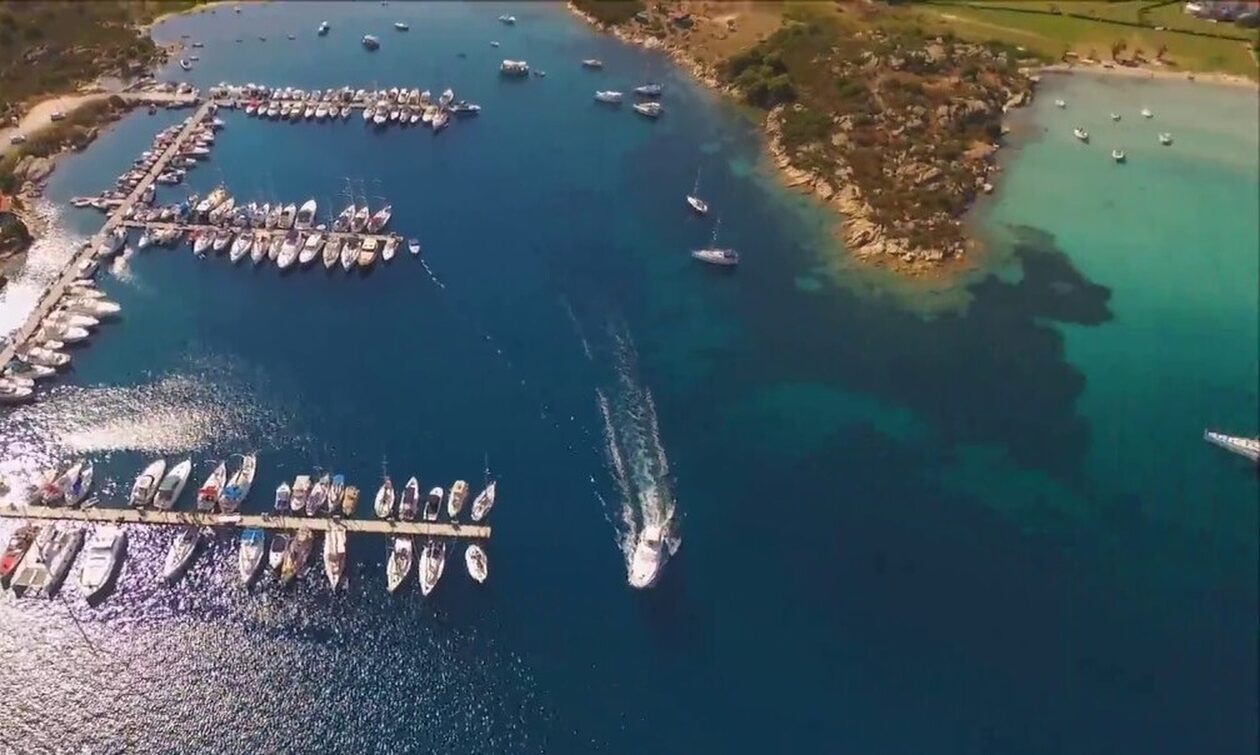 Λαγονήσι: Η διπλή παραλία της Χαλκιδικής με τα γαλαζοπράσινα νερά και το γραφικό νησάκι