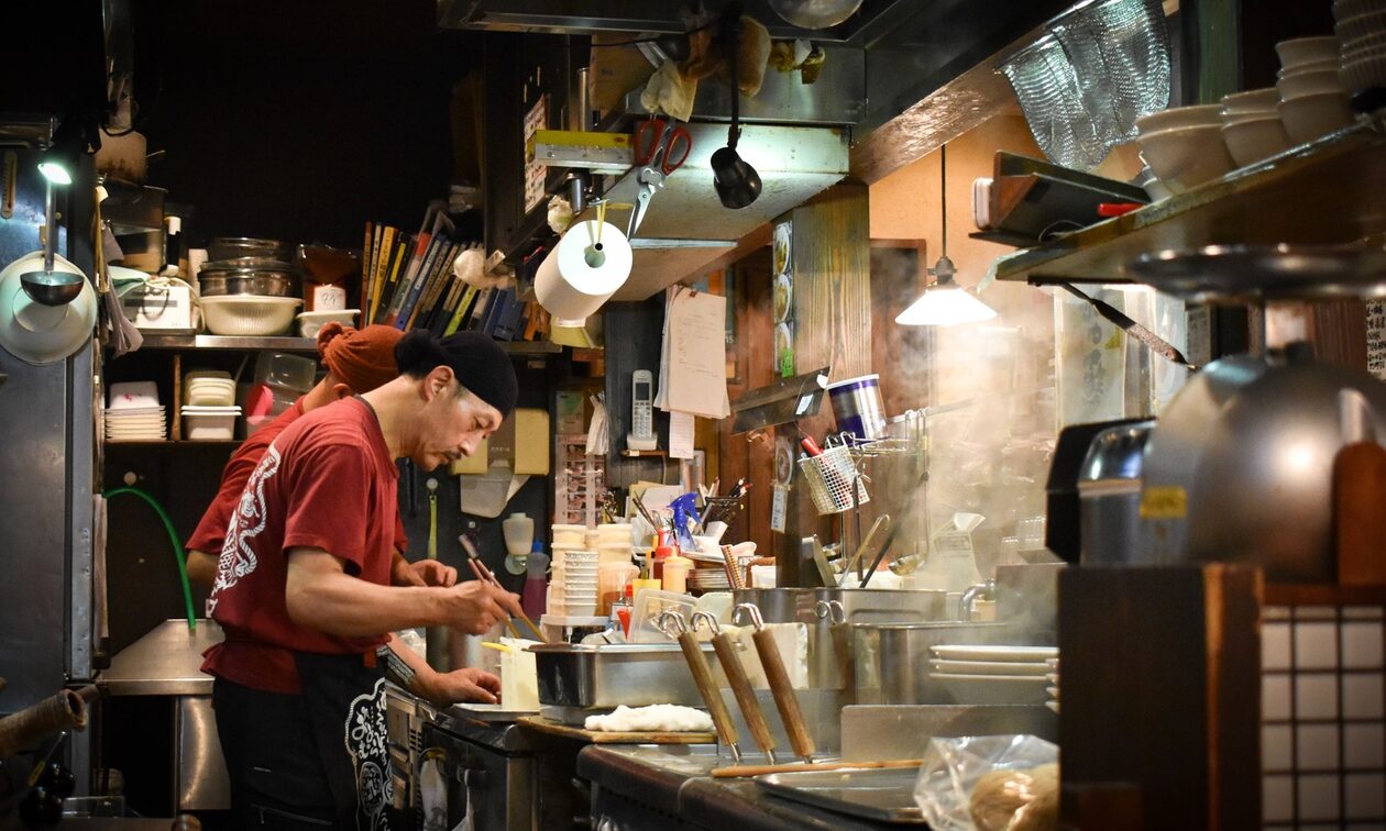 Ιαπωνία: Απαγορεύονται τα smartphone σε ραμενάδικο - «Φαγητό για ανυπόμονους ανθρώπους»