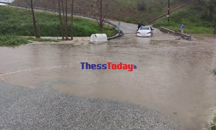 Κακοκαιρία Ιλίνα: Ποτάμια οι δρόμοι στη Θεσσαλονίκη – Εγκλωβίστηκε οδηγός