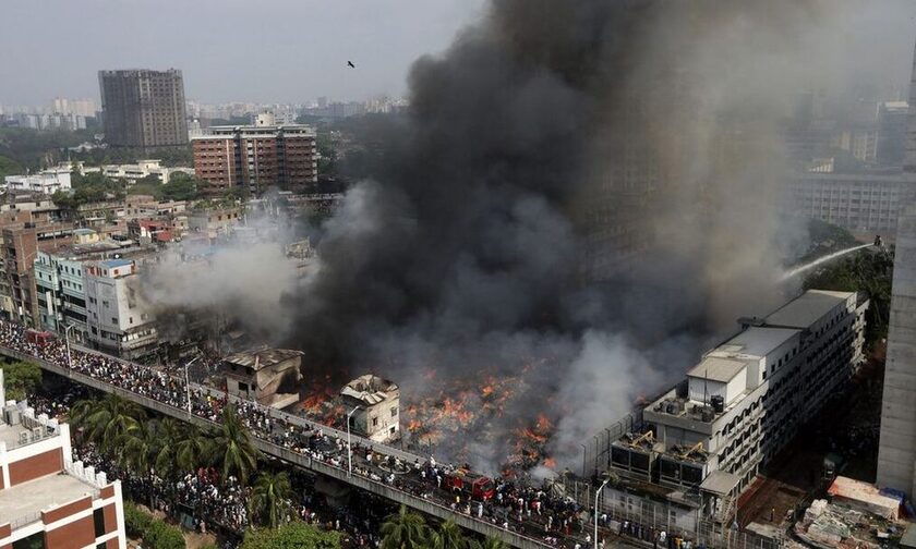 Φωτιά στη μεγαλύτερη αγορά ρούχων του Μπαγκλαντές: Πύρινη κόλαση στη Ντάκα