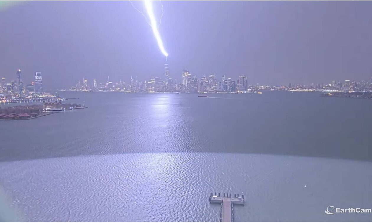 ΗΠΑ: Εντυπωσιακές εικόνες από κεραυνό που πέφτει στο πιο ψηλό κτίριο της Νέας Υόρκης