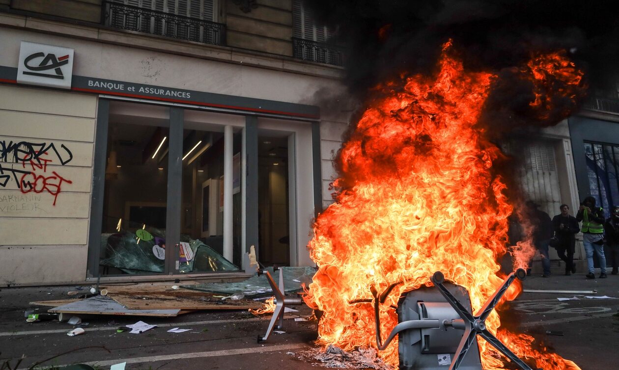 Γαλλία: Πεδίο μάχης για 11η μέρα το Παρίσι - Διαδηλωτές έκαψαν το αγαπημένο εστιατόριο του Μακρόν