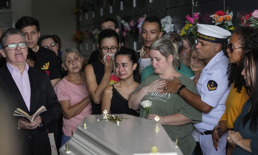 Βραζιλία: Σε κλίμα οδύνης η κηδεία ενός εκ των παιδιών που σκότωσε με τσεκούρι ο εισβολέας