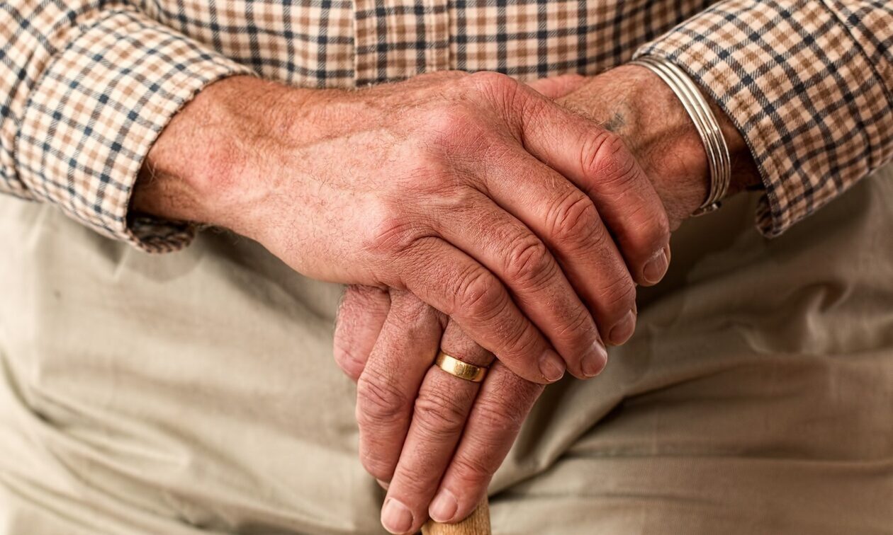 Εφιάλτης για ζευγάρι ηλικιωμένων: Πήγε να τους κάψει ζωντανούς ο γιος τους