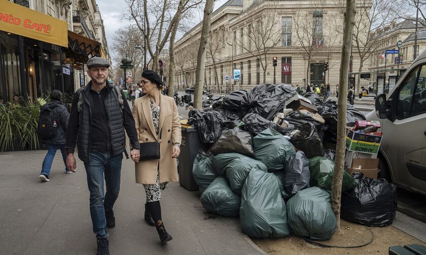 Τόνοι σκουπιδιών «έπνιξαν» πρόσφατα το Παρίσι