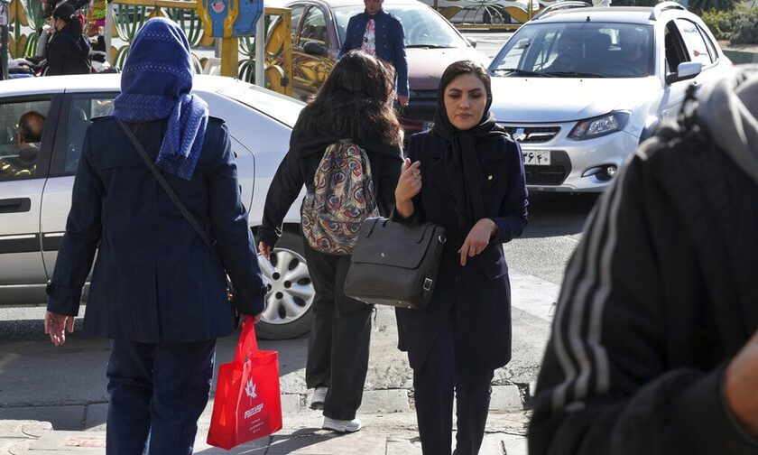 Ιράν: Kάμερες σε δημόσιους χώρους για τις γυναίκες που δεν φοράνε μαντήλα