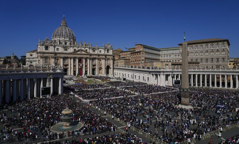 H πλατεία του Αγίου Πέτρου στο Βατικανό ανήμερα του Πάσχα