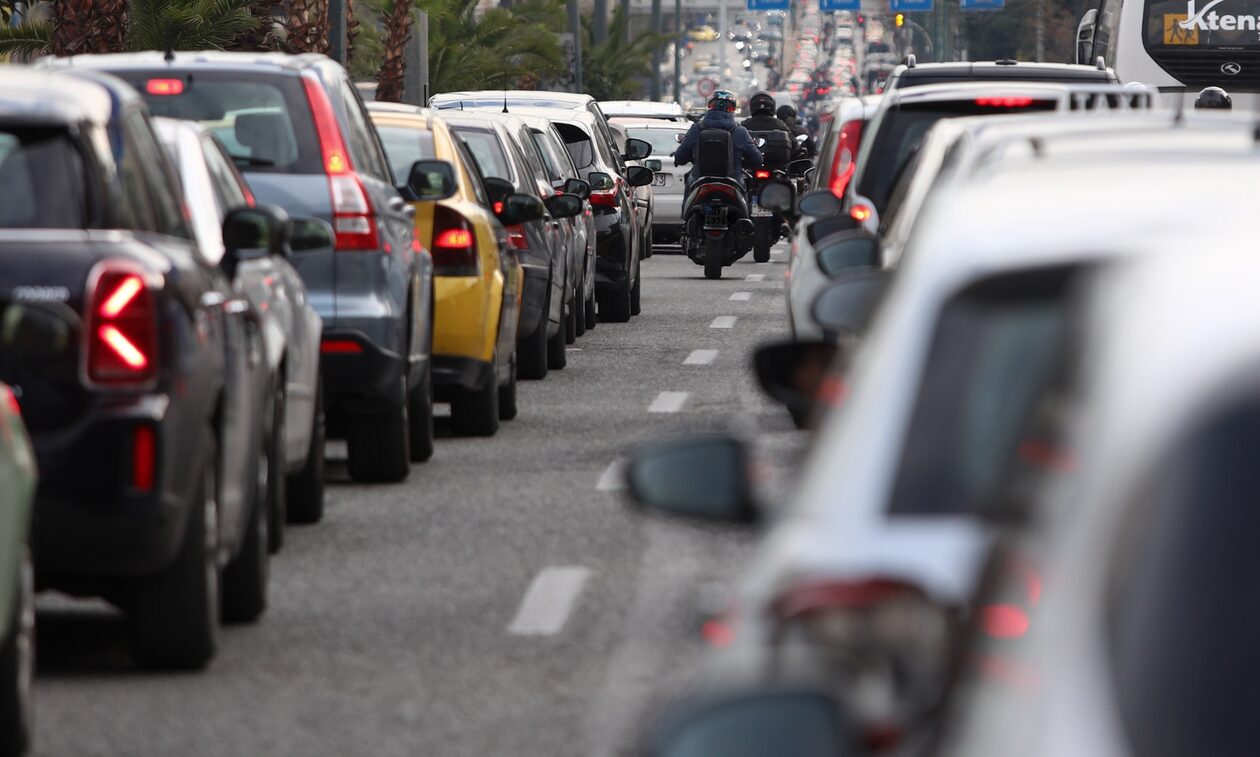 Σύγκρουση οχημάτων στο Χίλτον: Στο «κόκκινο» οι δρόμοι της Αττικής